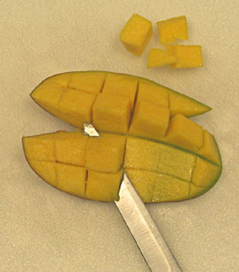 jak se jí mango - krok 4